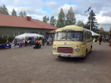 Korsisaaren museobussi kuljetti vierailijoilta nonstoppina Lepsämän koululta. Kuva: Helena Hyvämäki-Mäenpää