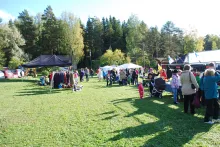 Vuonna 2013 markkina-alue laajeni Mare Rantasen pihalle. Kuva Mirkka Pellinen