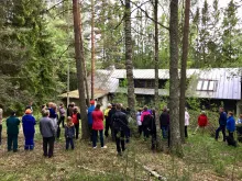 Vuonna 2019 kyläkävely suuntautui Valkjärvelle. Aloitus Saviklaneetin pihalta. Kuva Mirkka Pellinen