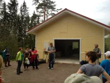 Kahvit kävelijöille tarjosi Matti Vanhanen uuden autotallin avajaisten kunniaksi, 2013. Kuva: Helena Hyvämäki-Mäenpää