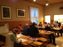 Talkooporukkaa Lepsämä-päivää valmistelemassa 2013. Kuva: Helena Hyvämäki-Mäenpää